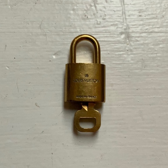 Louis Vuitton Brass '318' Padlock in Goldtone with Goldtone Key [m] - Picture 2 of 7